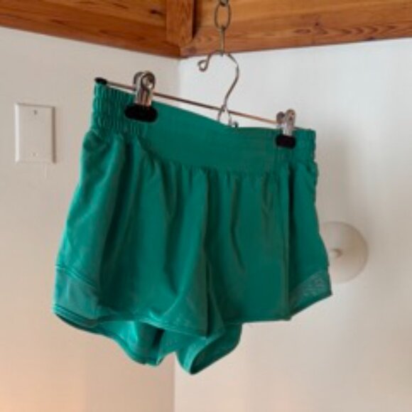 lululemon - Size 6 - Hotty Hot Low-Rise Lined Short 2.5" - Picture 2 of 5